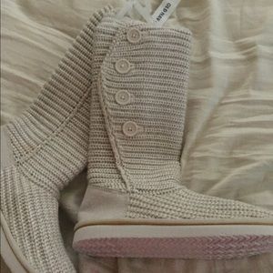 New with Tags White knitted women’s Boots Size 9